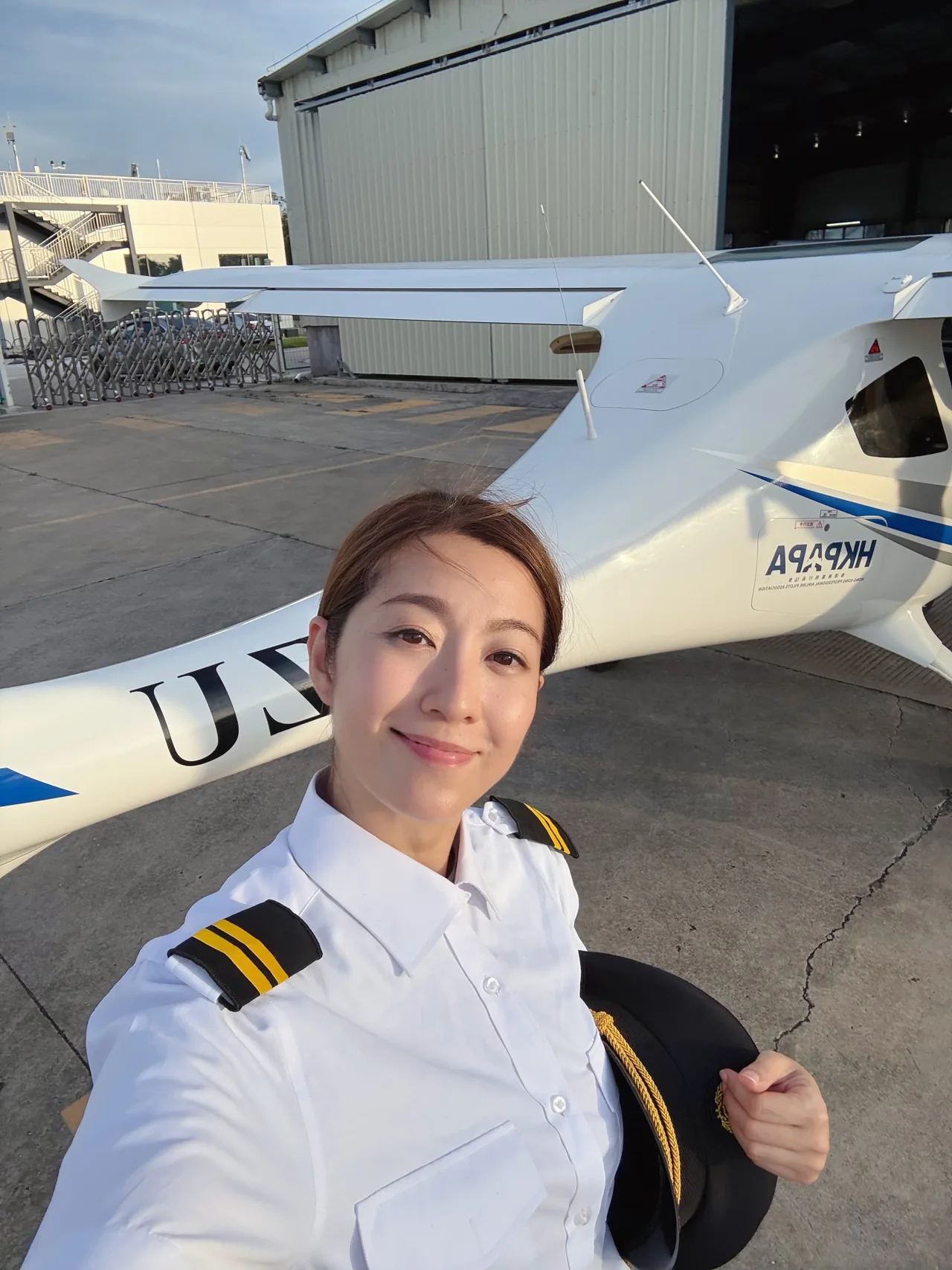 A moment beside the aircraft before the hangar
