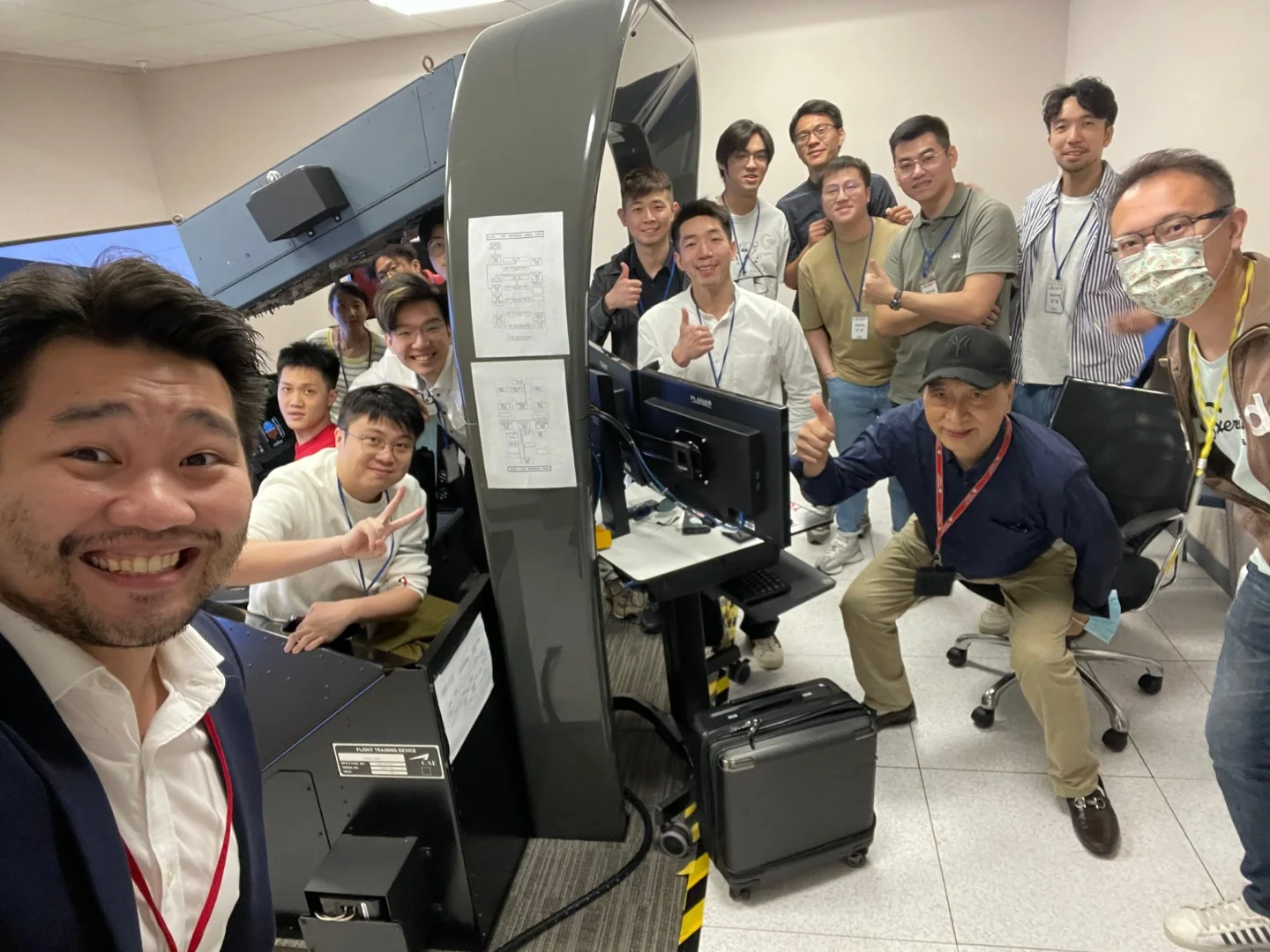 HKPAPA 與學生參觀模擬機
