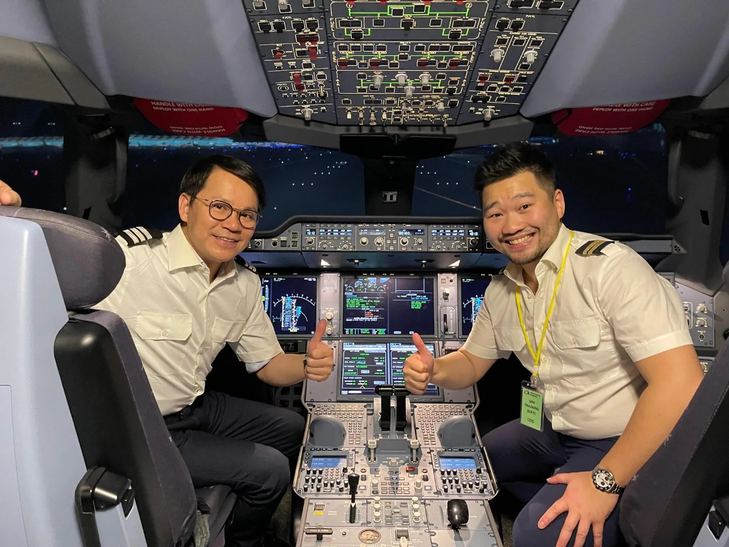 張敬龍機長在航空公司駕駛艙內