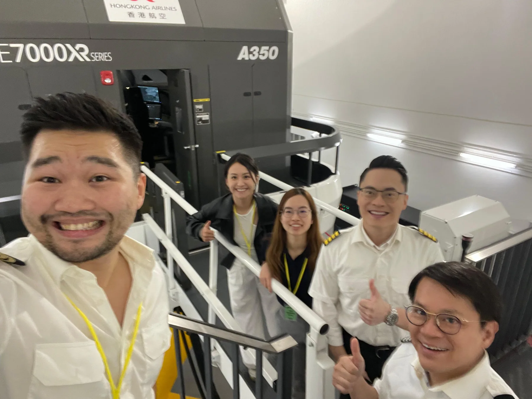 張敬龍機長參觀模擬機設施